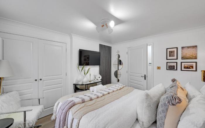 Velvet Escape, A Stylish 2-Bedroom London Getaway - Sleeps 6