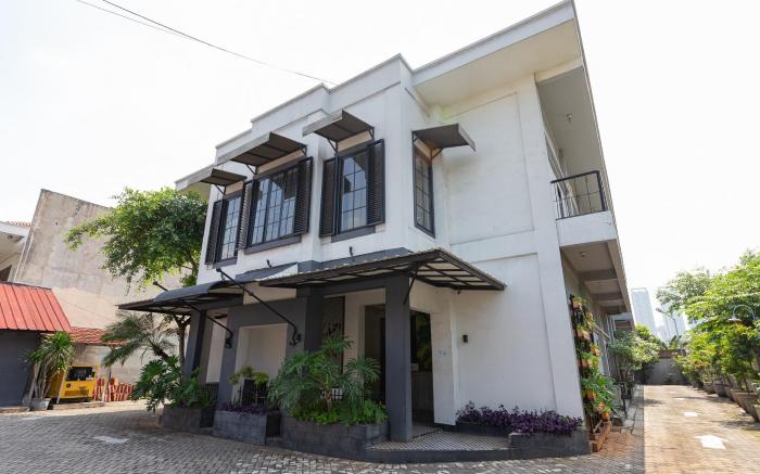 RedDoorz Plus near Mall Slipi Jaya