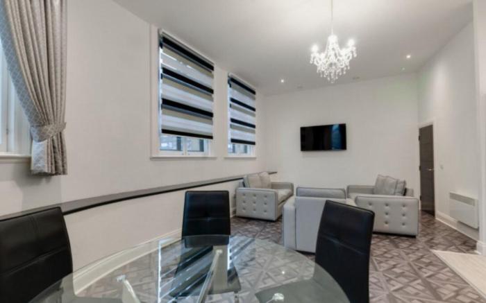 Temple Court Cavern Quarter Stylish 1-BR Apt