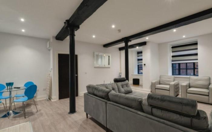 Temple Court Cavern Quarter 1-BR Central Apt