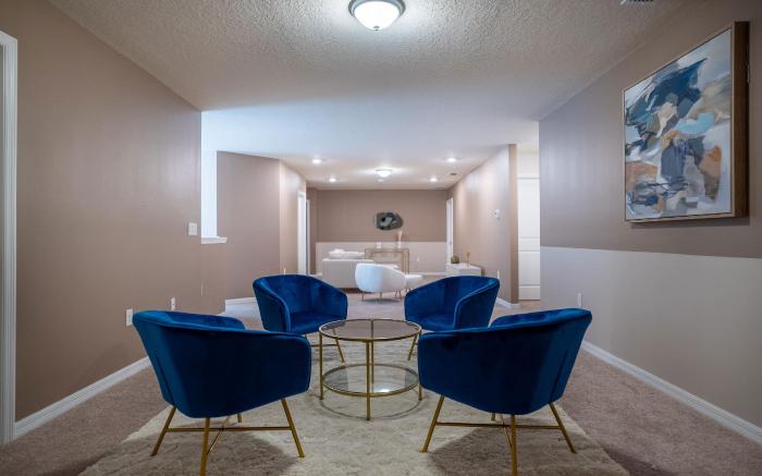 Stunning 10 Bed Home with Themed Rooms, Pool