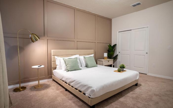 Stunning 10 Bed Home with Themed Rooms, Pool