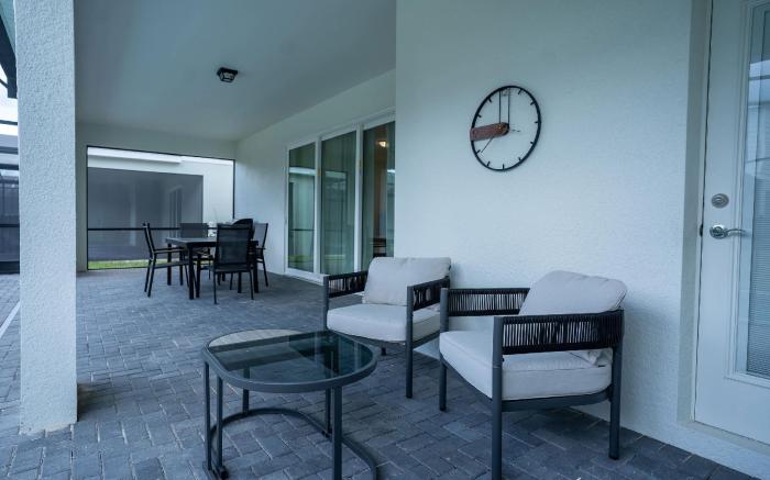 Stunning 10 Bed Home with Themed Rooms, Pool