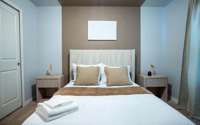 Fun and Relax, 10 Bed Home, Pool, Themed Rooms