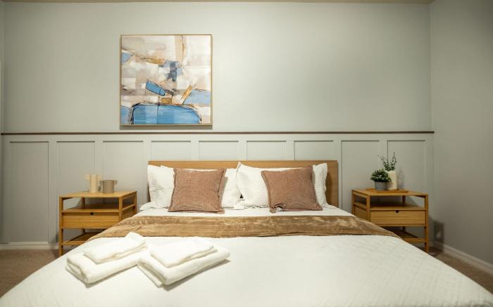 Fun and Relax, 10 Bed Home, Pool, Themed Rooms