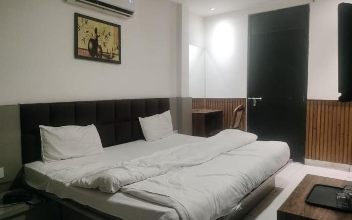 Hotel Shri Sai Deluxe @2 Min  Adarsh Nr Metro