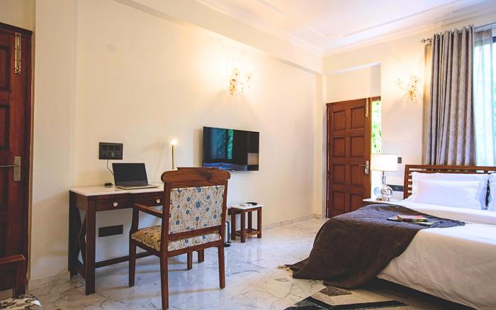 Luxury Italian 3BHK Ensuite House Near Metro, Mall