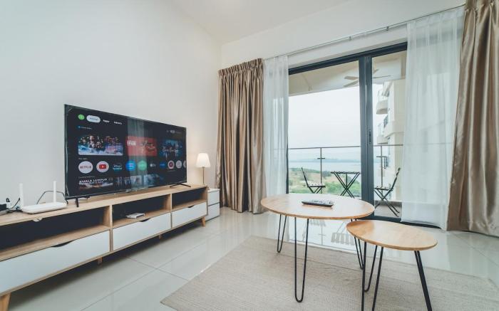 Danga Bay Coastal Charm 3BR 8Pax w 3Balcony