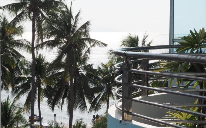 Beachfront Tropical Studio with Partial Sea View 