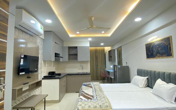 Luxury Studio Flat with Workspace & top Amenities 