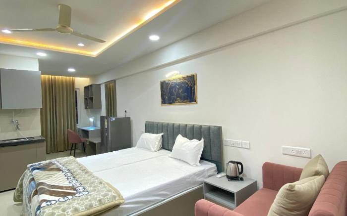Luxury Studio Flat with Workspace & top Amenities 