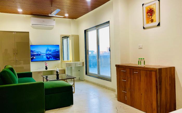 Stay 10 Parallel Apartment Hotel