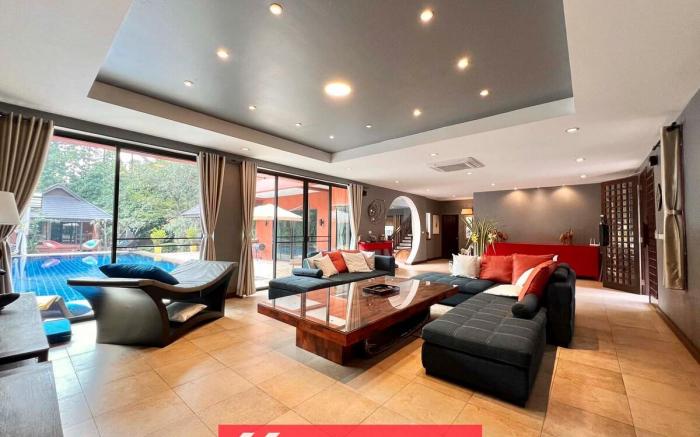 Luxury Earth Villa. Tropical Vibes, Pool Table.