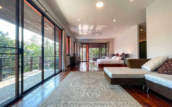 Luxury Earth Villa. Tropical Vibes, Pool Table.