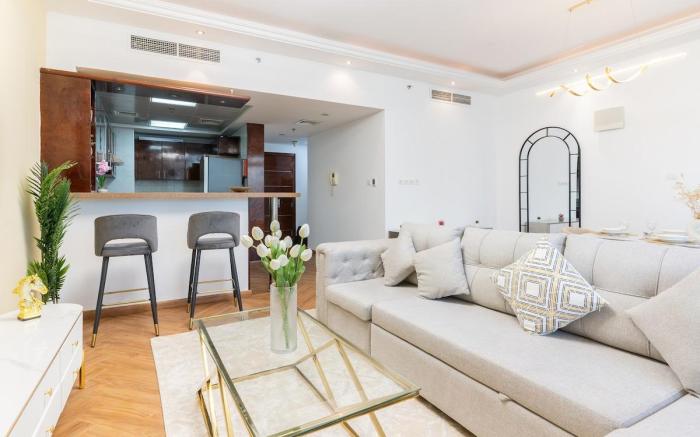 Luxury 3BR with Stunning Full Marina View in Dubai