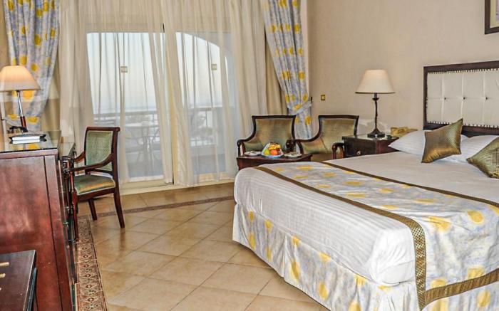 Independents Continental Plaza Beach Resort By IHG