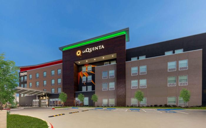 La Quinta Inn & Suites by Wyndham DeSoto