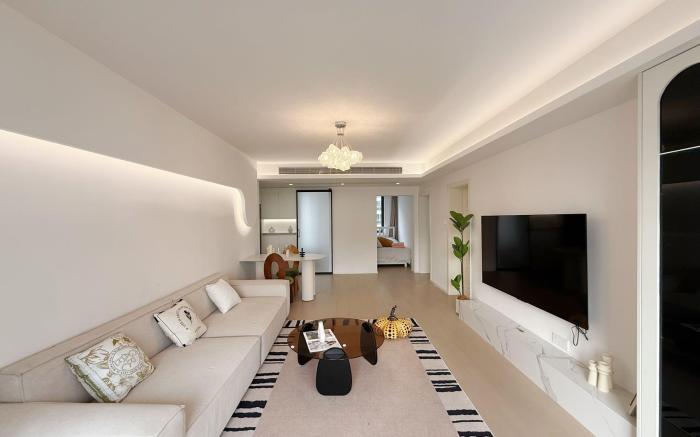 Simple 4-Bedroom Apartment 50m From Subway