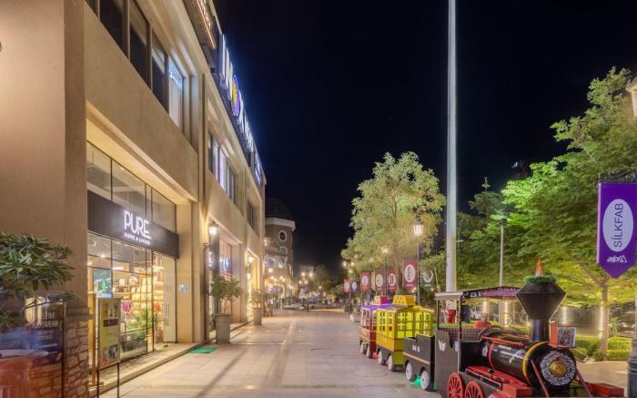 Luxe Couples Loft by IOI Selects