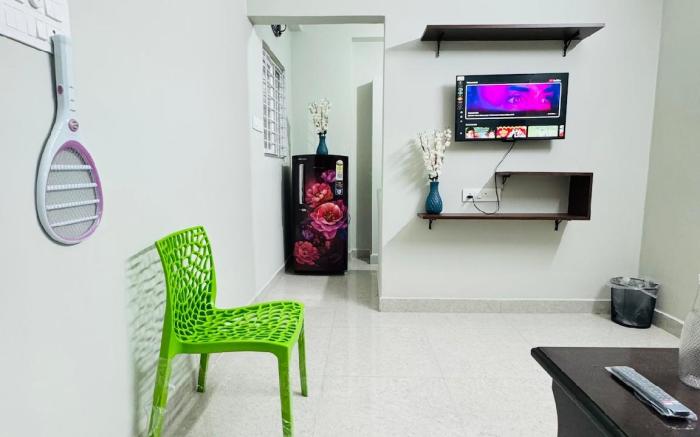 Penthouse Escape: 1BHK Park View Flat in Kondapur