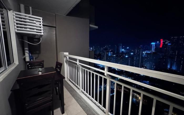 CozyCrib 2room w/balcony wifi pool mandaluyong