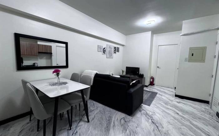 CozyCrib 2room w/balcony wifi pool mandaluyong