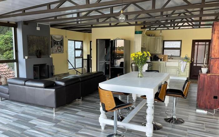 Sun Room (Studio) on the edge of the Harties dam.