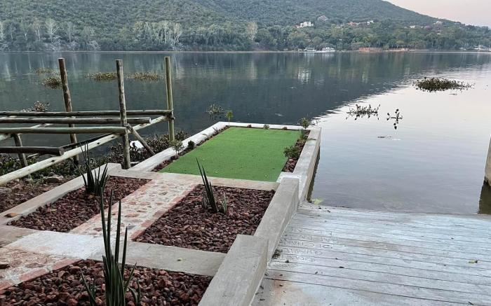 Sun Room (Studio) on the edge of the Harties dam.