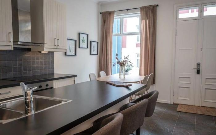 In the Heart of Brosundet Fully equipped 3 Bed Room Ap