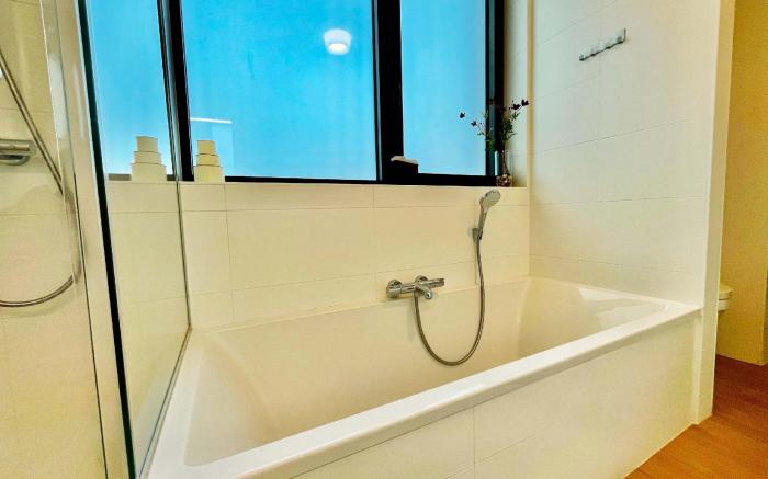 Modern 2BR Penthouse Near Diamond District by OneLuxStay