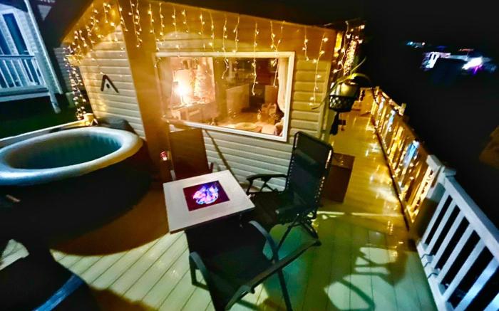 Cozy Newquay Lodge with Private Hot Tub, Fir Pit Table and 3 bedrooms, Sleeps 9