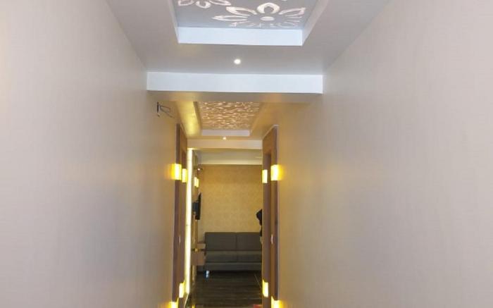 Hotel Royal King by Sky Stays