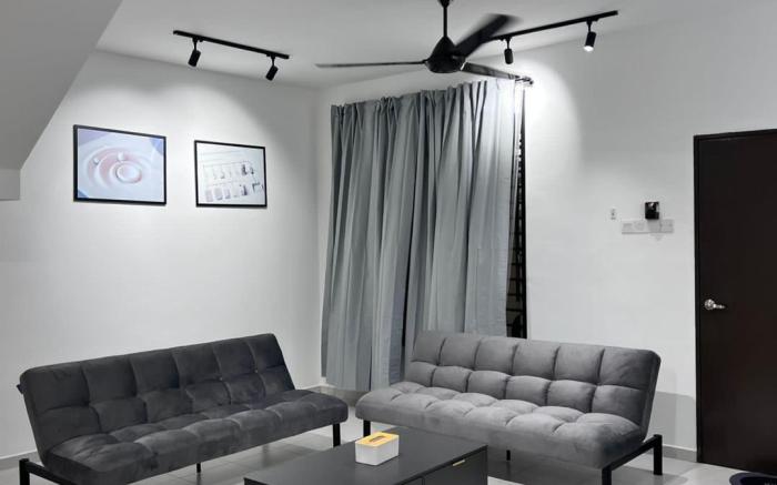 Senai 14pax The Joyous Home Pooltable Airport JPO