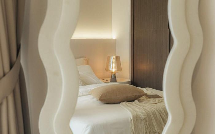 Curved Warmth : A Soft-Lit Dream Space