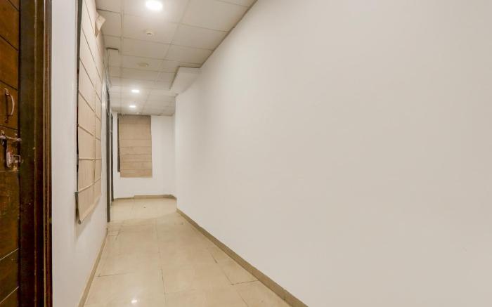 Super OYO Townhouse Anmol Residency Near Saket Metro Delhi