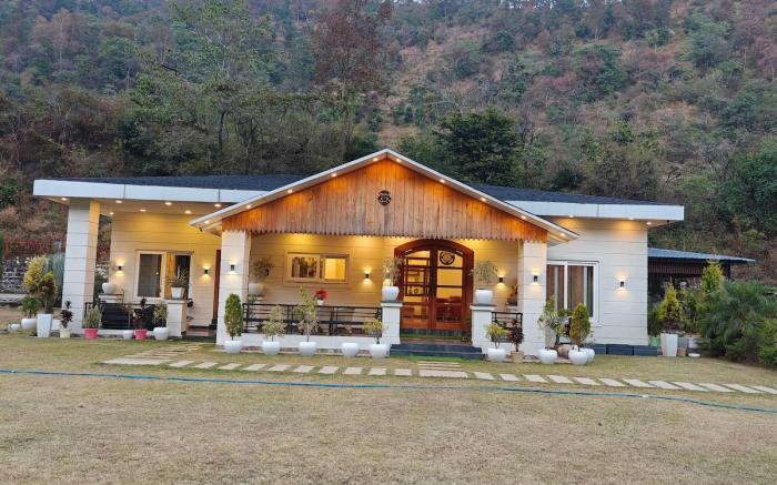 The Paradise ~ Luxury 3BR Villa near the Airport