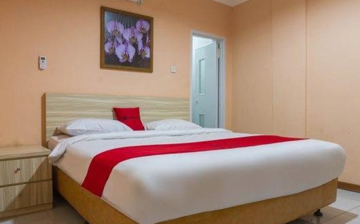 RedDoorz near Istana Plaza 2