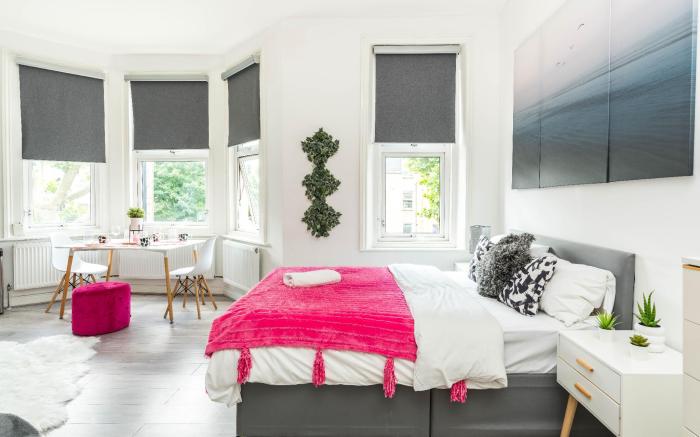 Next to tube station-studio-convenient 