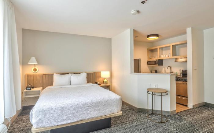 Alluxsuites at 1876, an Ascend Collection Hotel