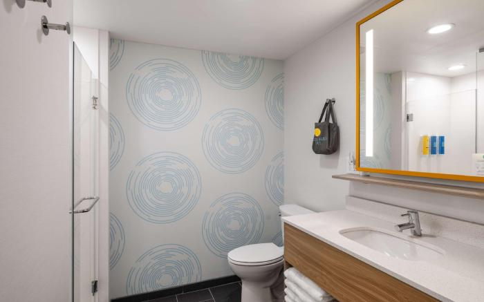 Tru by Hilton Chesapeake Greenbrier