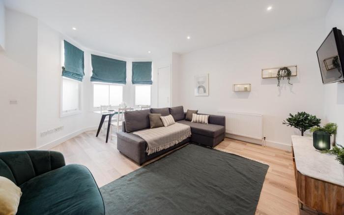 Smart Spacious Kensington Haven