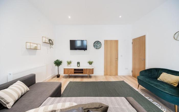 Smart Spacious Kensington Haven