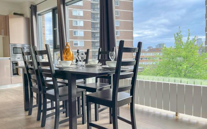 Sleek 3-BR flat in Southwark, Borough | The Shard