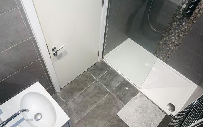 Sleek 3-BR flat in Southwark, Borough | The Shard