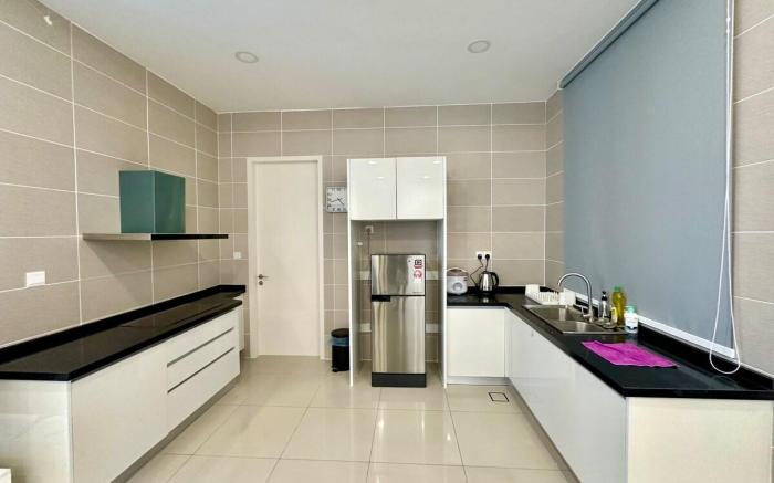 Rare D’Pristine 4 bedroom condo