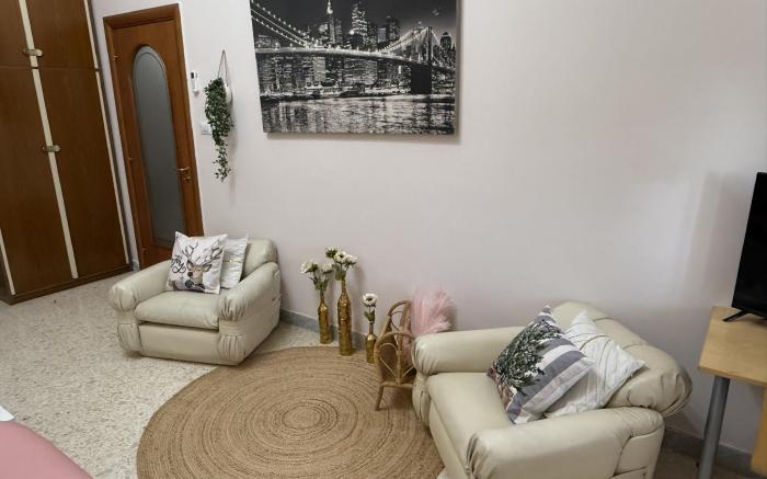 Cozy 5-Bed Apartment with Kitchen Near the Airport