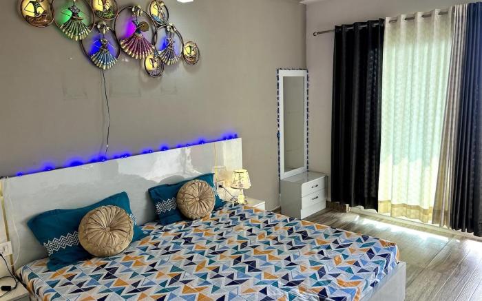 Agora Stays "Near Expo Mart"