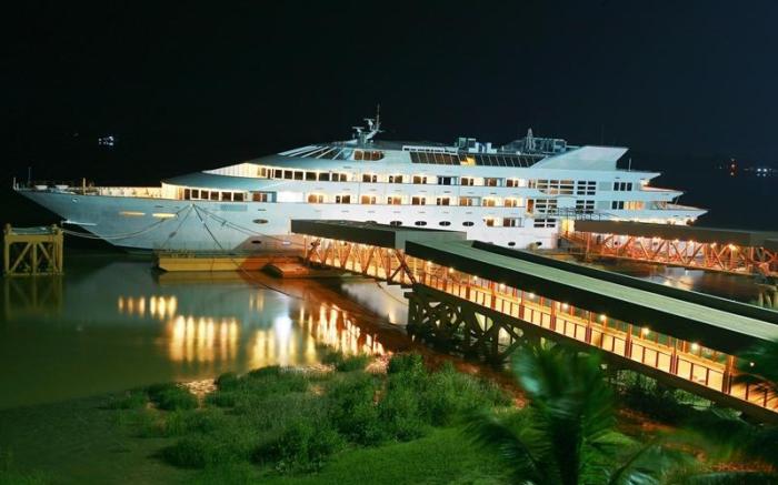Vintage Luxury Yacht Hotel