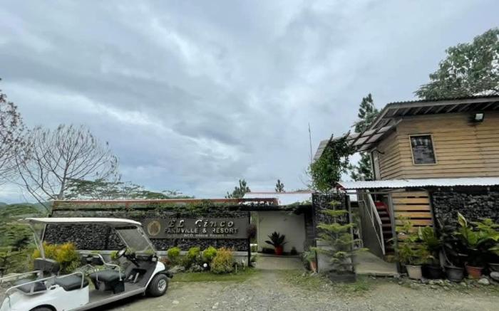 Staycation House - El Cinco Farmville and Resort