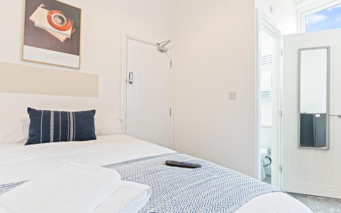Room #3 w/ Private Shower, SmartTV & Free Parking